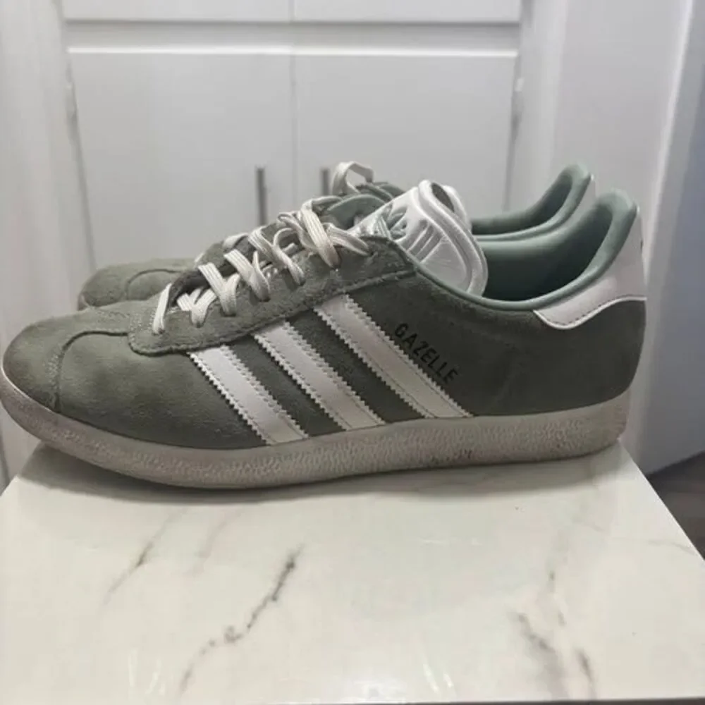 adidas Originals Womens Gazelle Shoes Size 8.5 Grey Suede Sneakers